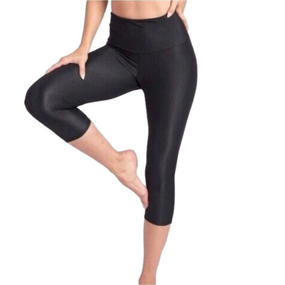 Onzie black capri leggings with pinstripes. - Picture 1 of 4